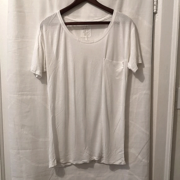 3/$20 Threads lightweight short sleeve top - Picture 2 of 5
